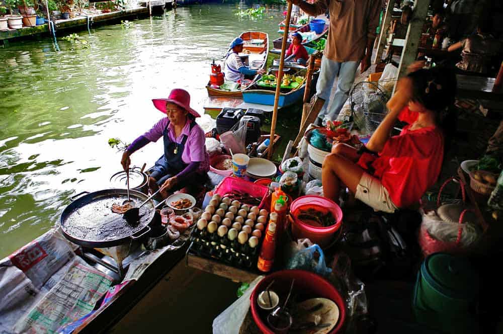 Une vendeuse sur un bateau à Khlong Lat Mayom