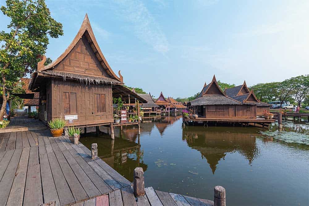 Constructions en bois du marche flottant de Muang Boran