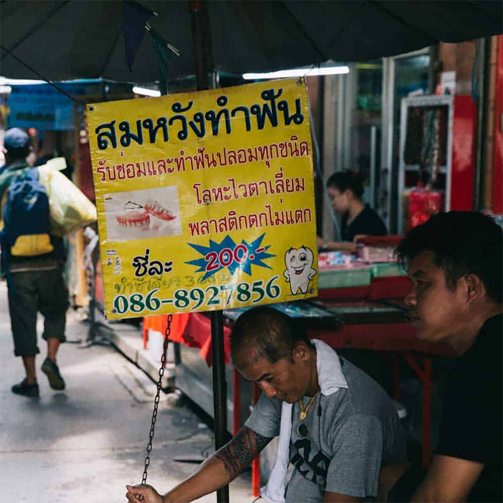 Les dentistes de rue, exerçant sur le trottoir à Bangkok