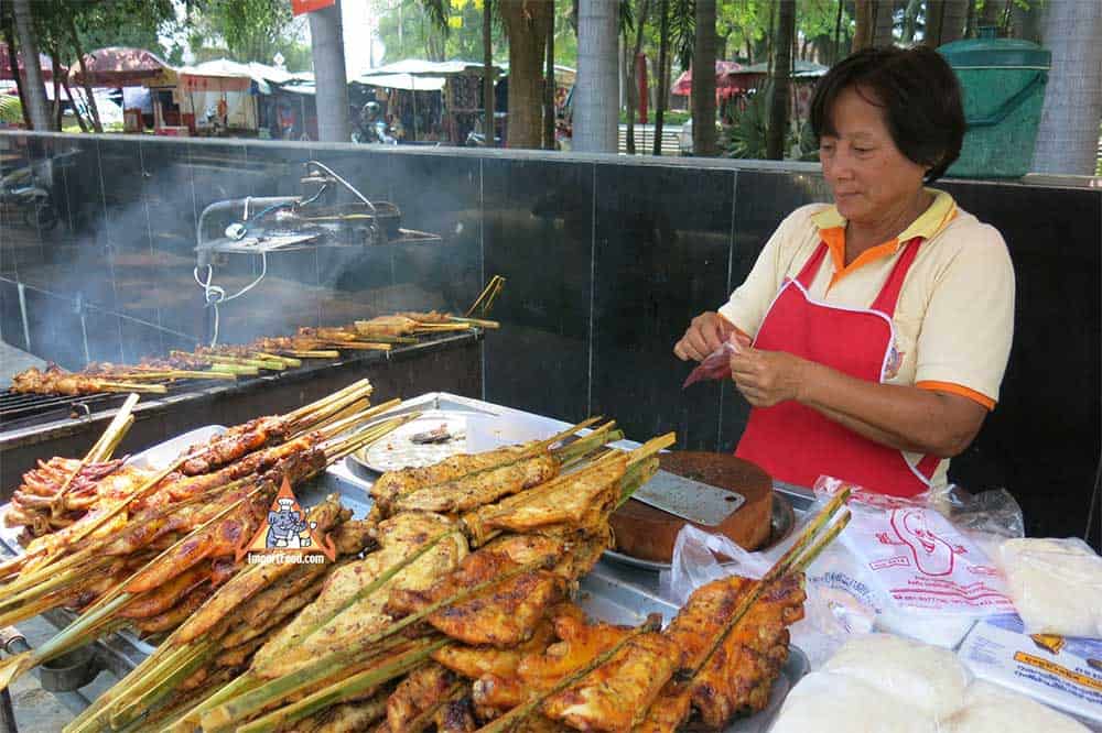 gai yang brochettes poulet grille bangkok street food