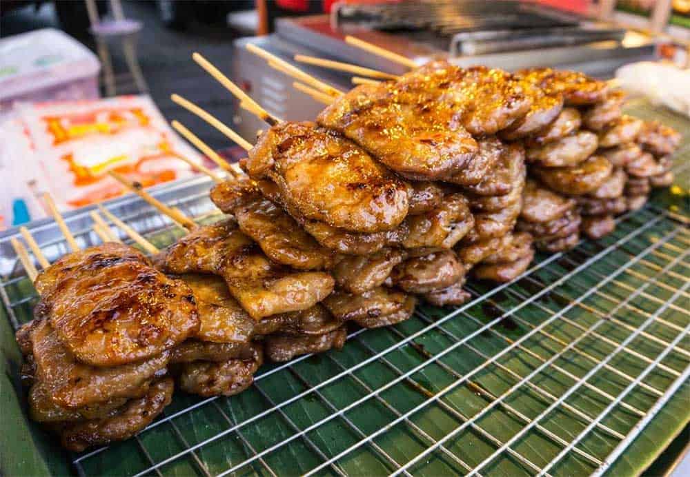 moo ping brochettes porc street food bangkok