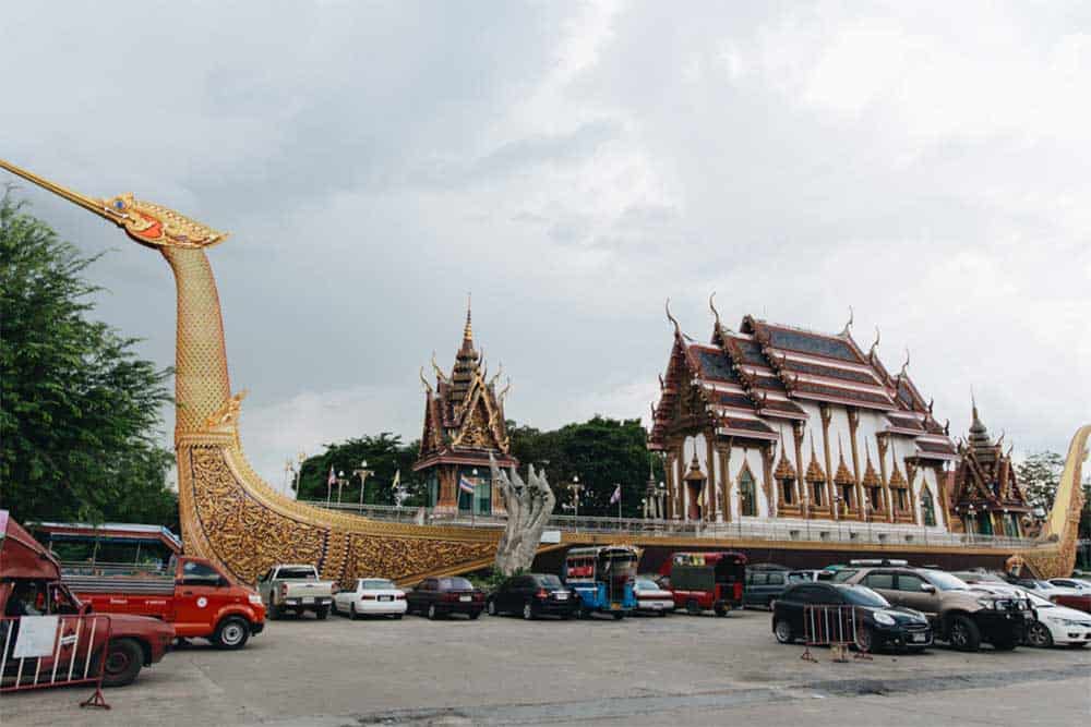 Temple Wat Chalo vec sa barge géante