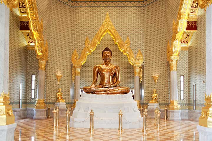 bouddha en or au temple wat traimit chinatown bangkok