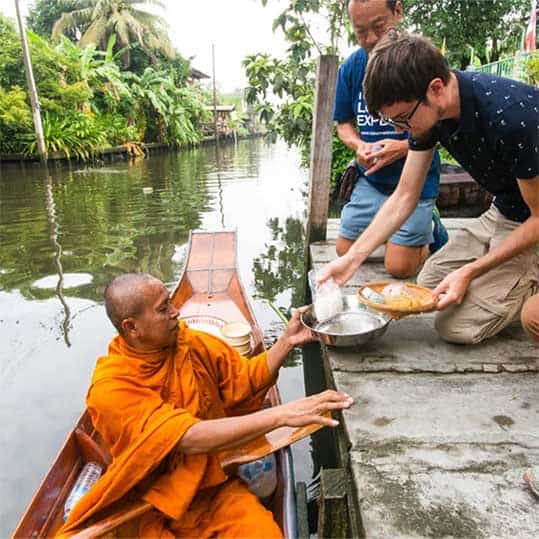 donations aux moines et visites des temples le long des klongs à Bangkok avec un guide francophone