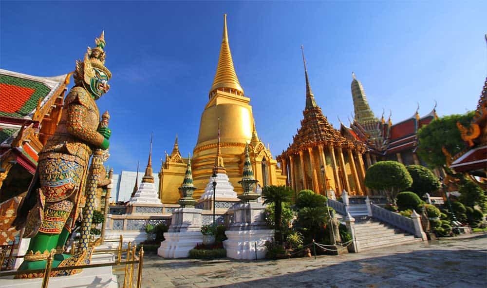 chedis et stupas du wat phra kaew