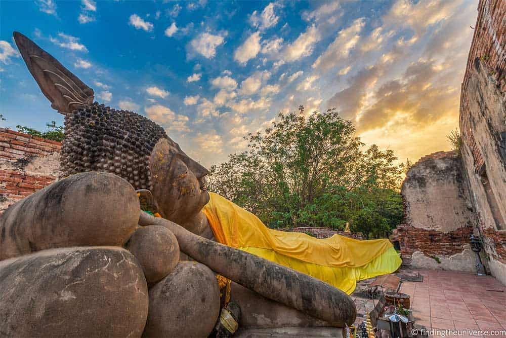 statue de Bouddha contemplant le ciel - Ayutthaya